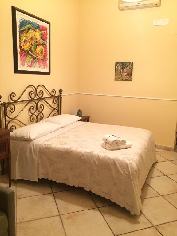 sypialnia z łóżkiem z kapeluszem w obiekcie B&B Lumasa w mieście Vietri sul Mare