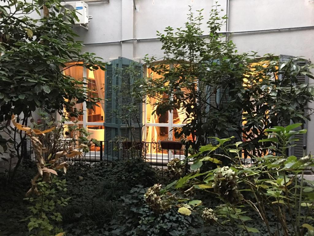 a garden with a gate in front of a building at Appartamento Centro Storico di Pavia in Pavia