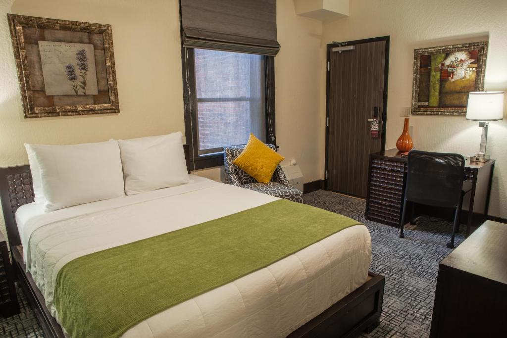Postel nebo postele na pokoji v ubytování Hotel Fusion, a C-Two Hotel
