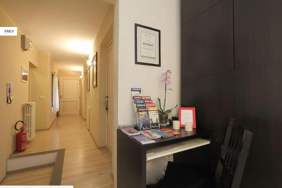 - un couloir avec une table et des livres dans l'établissement Nashira Rooms, à Florence