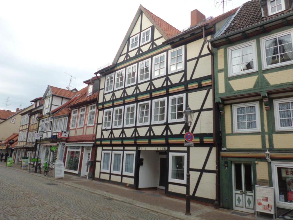 eine Reihe von Gebäuden in einer Stadtstraße in der Unterkunft Hotel zur Altstadt in Celle