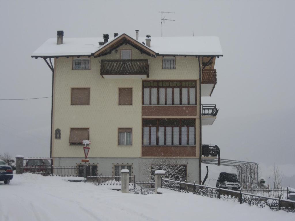 ルーモにあるSilvano Fantiの雪中の建物