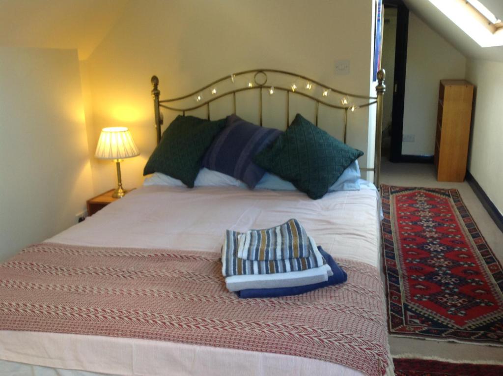 sypialnia z dużym łóżkiem z 2 poduszkami w obiekcie Maescelyn w Aberystwyth