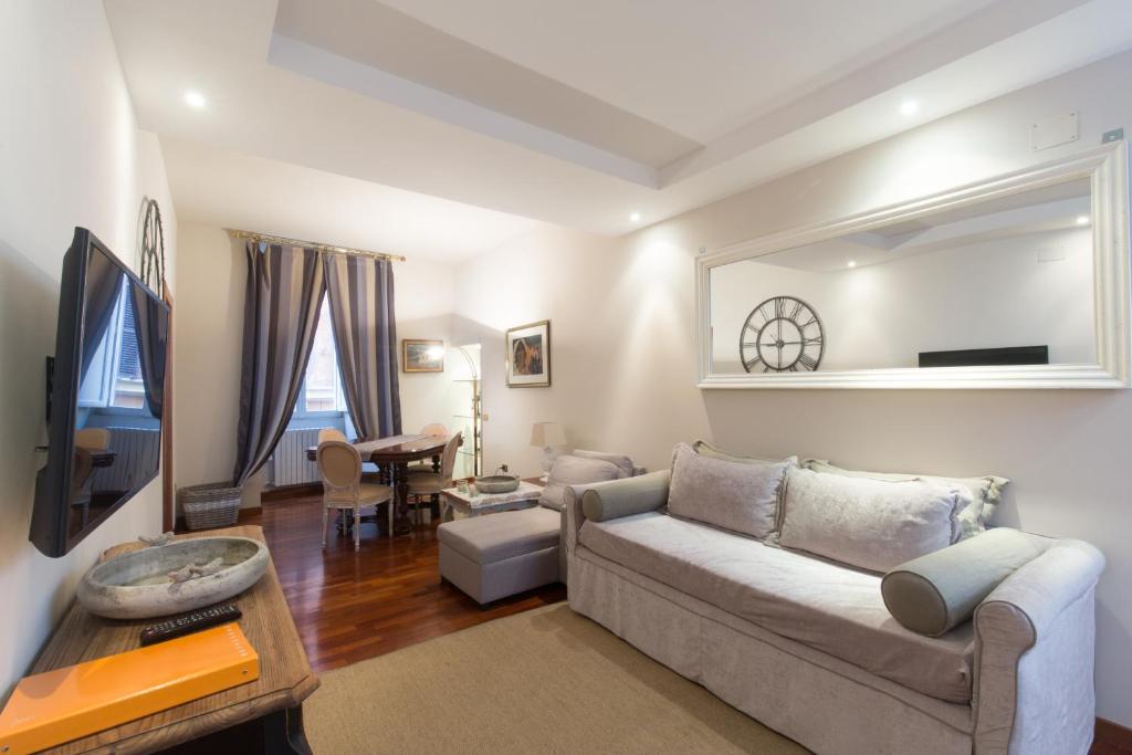 A television and/or entertainment centre at Holidays Banchi Nuovi