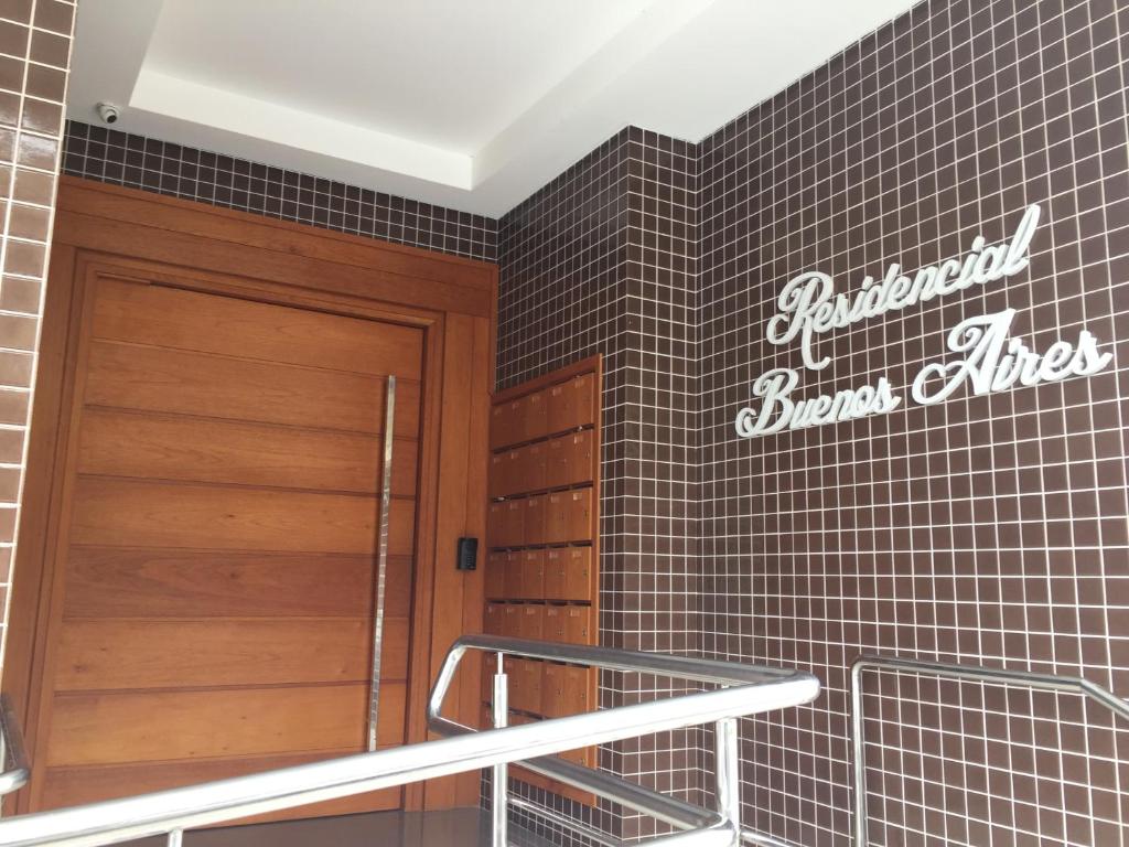 Et logo, certifikat, skilt eller en pris der bliver vist frem på Buenos Aires 705