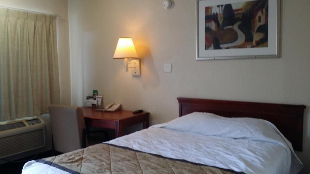 Carpet Inn - Standard Queen Room
