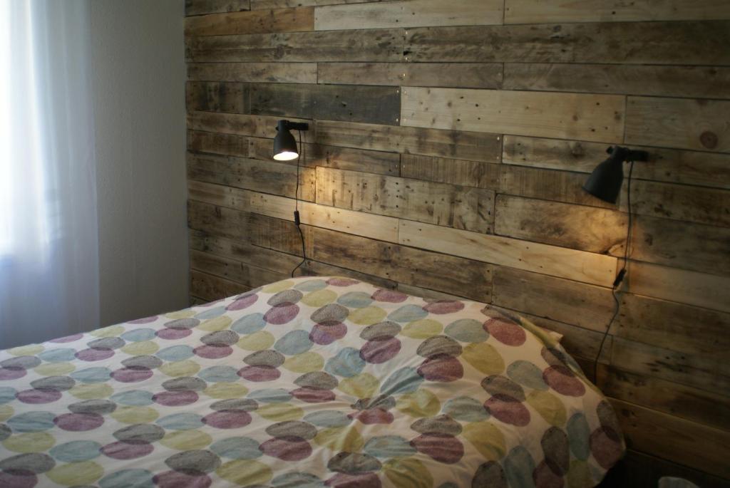 アヴィニョンにあるAppartement climatisé proche remparts Avignonの木製の壁のベッドルーム1室(ベッド1台付)