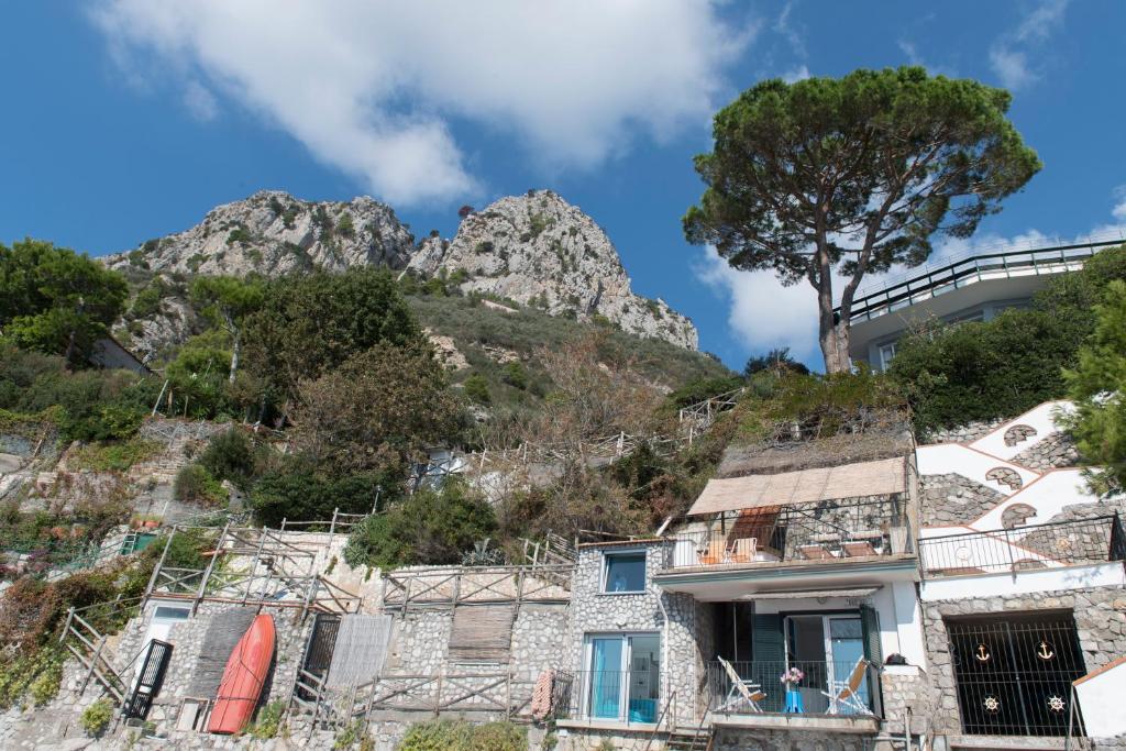 una casa al lado de una montaña en L'Oblò, en Massa Lubrense