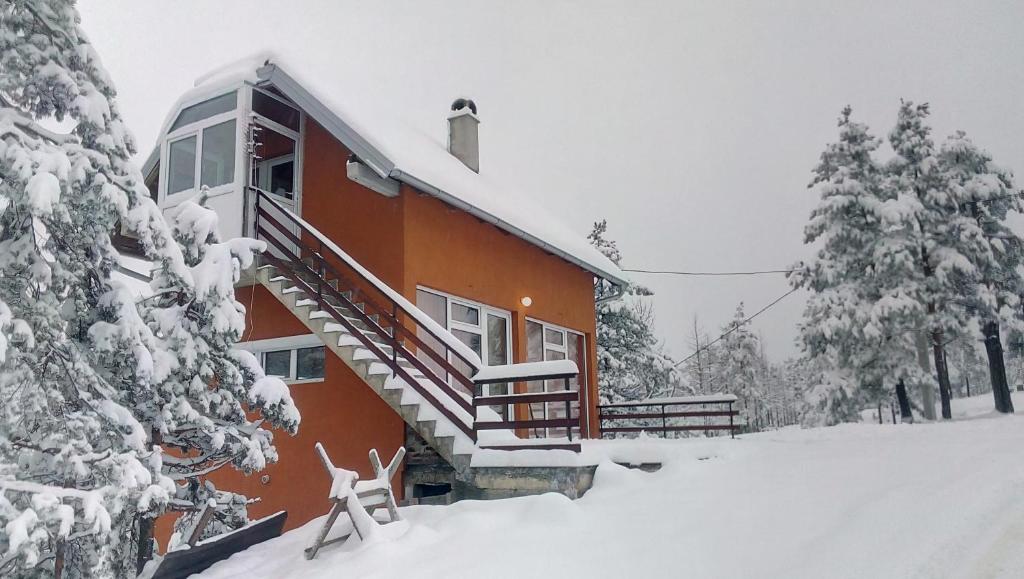 een huis in de sneeuw met sneeuw bedekte bomen bij Kuća za odmor Sofija in Divčibare