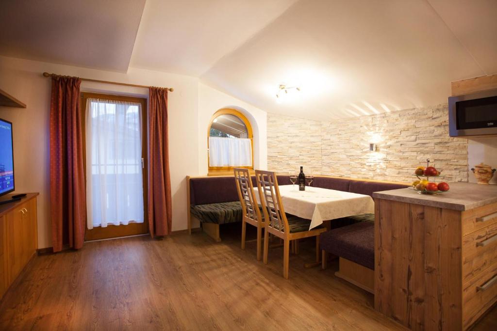 Televízia a/alebo spoločenská miestnosť v ubytovaní Appartment Salino