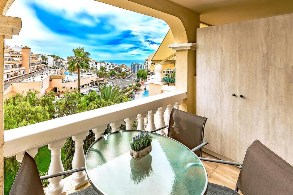 アロナにあるStudio in Los Cristianos Ocean Viewの市街の景色を望むバルコニー(ガラス張りのテーブル付)