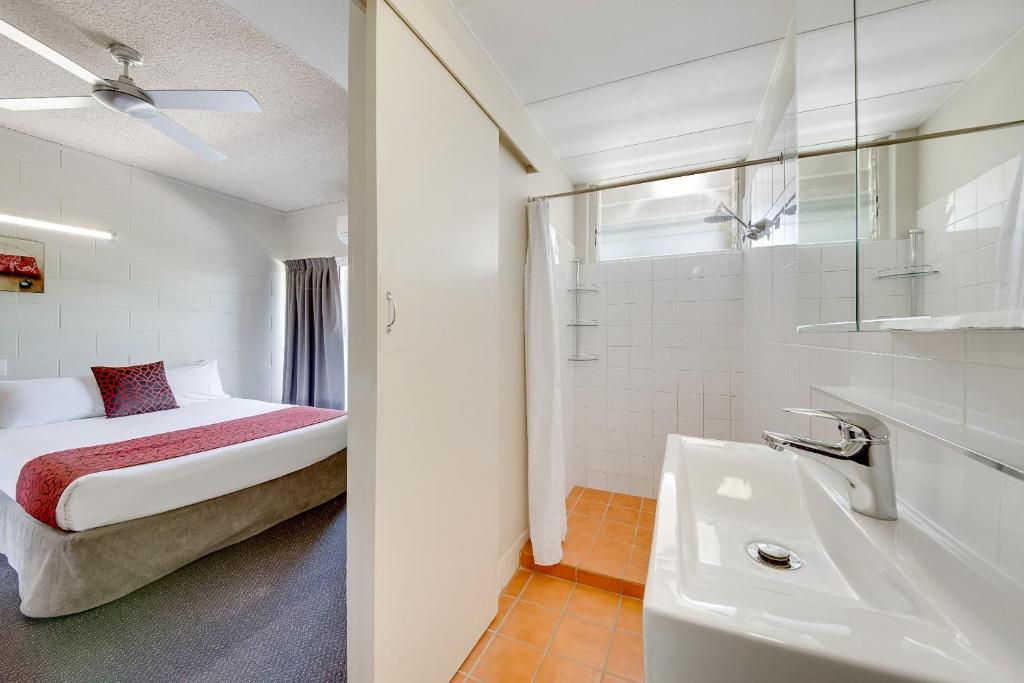 Postel nebo postele na pokoji v ubytování Camelot Motel