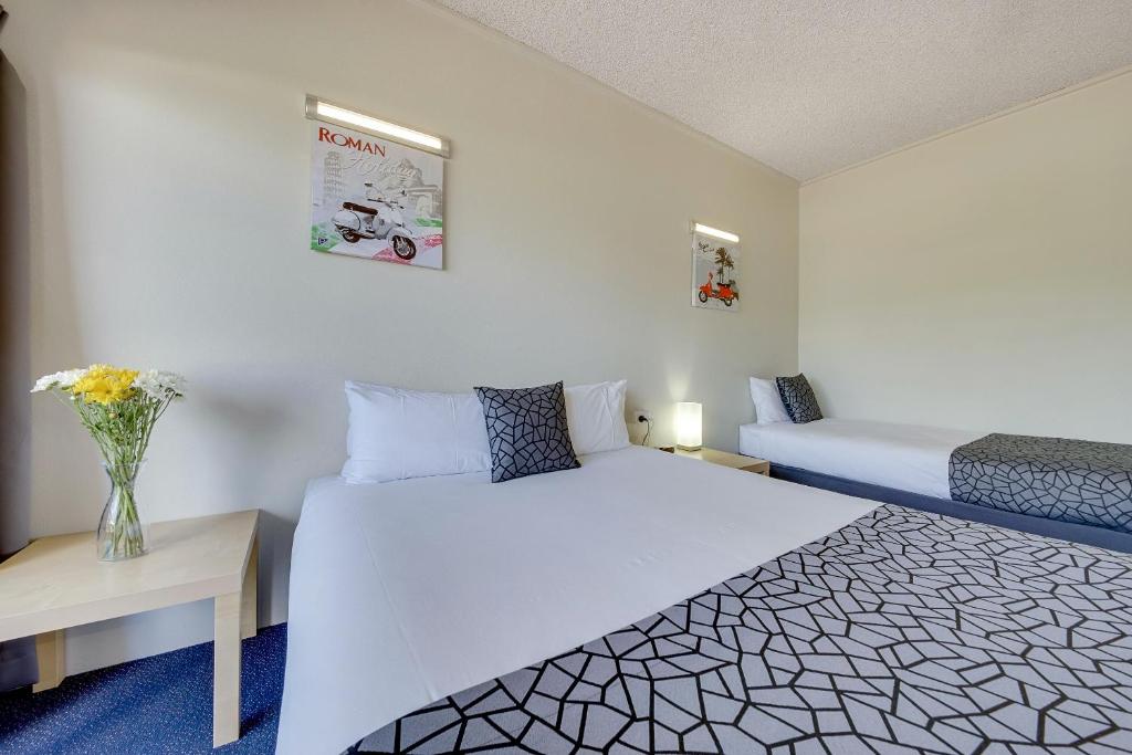 Postel nebo postele na pokoji v ubytování Camelot Motel