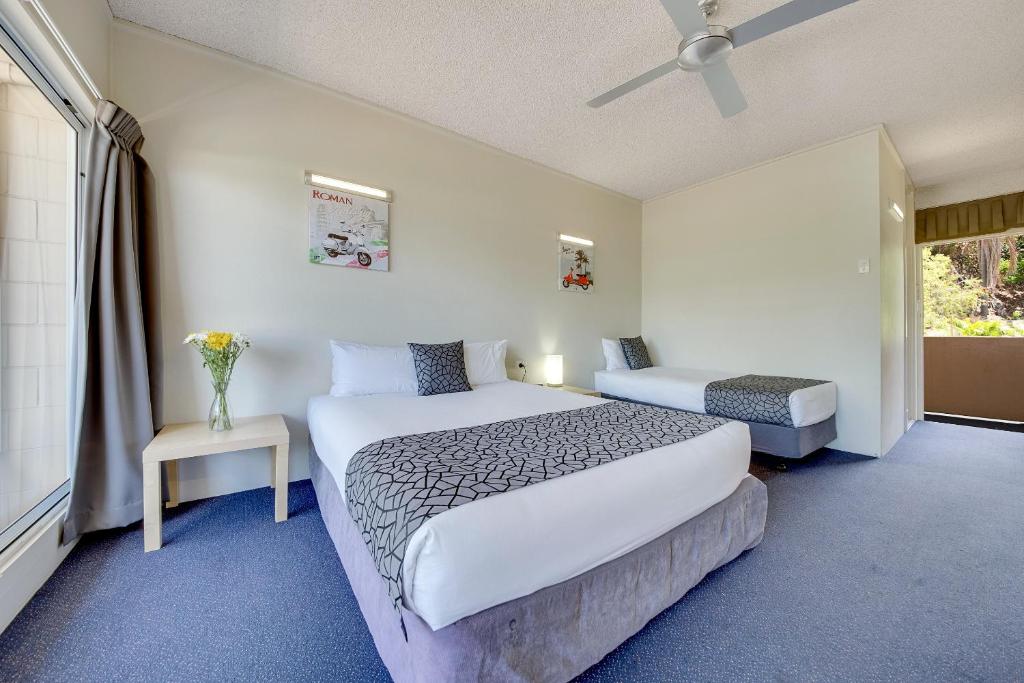 Postel nebo postele na pokoji v ubytování Camelot Motel
