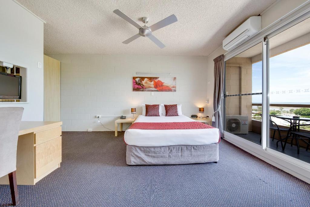 Postel nebo postele na pokoji v ubytování Camelot Motel