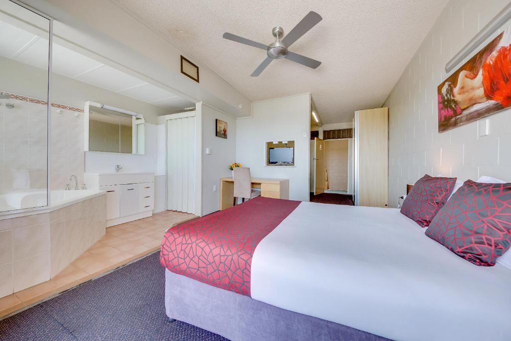 Postel nebo postele na pokoji v ubytování Camelot Motel