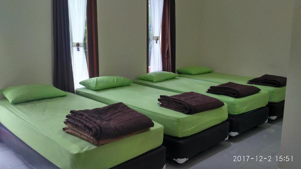 Een bed of bedden in een kamer bij Obama House Ubud