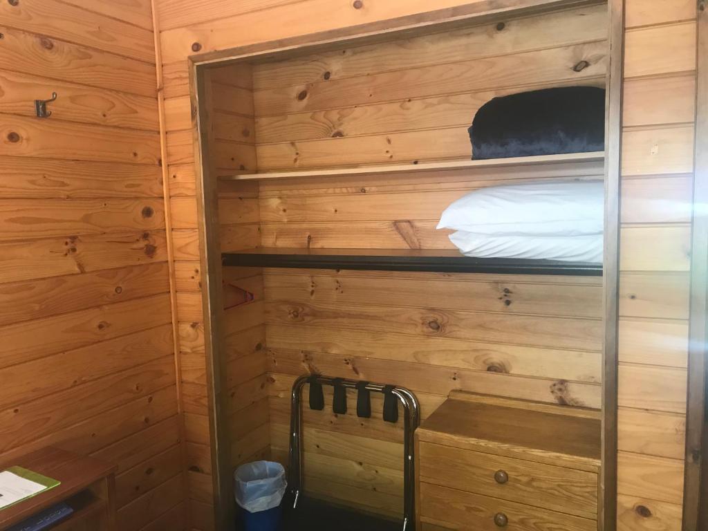 Palanda nebo palandy na pokoji v ubytování Altamont Lodge