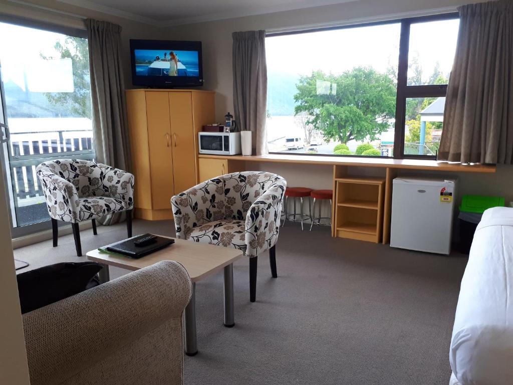 Posezení v ubytování Edgewater Motel