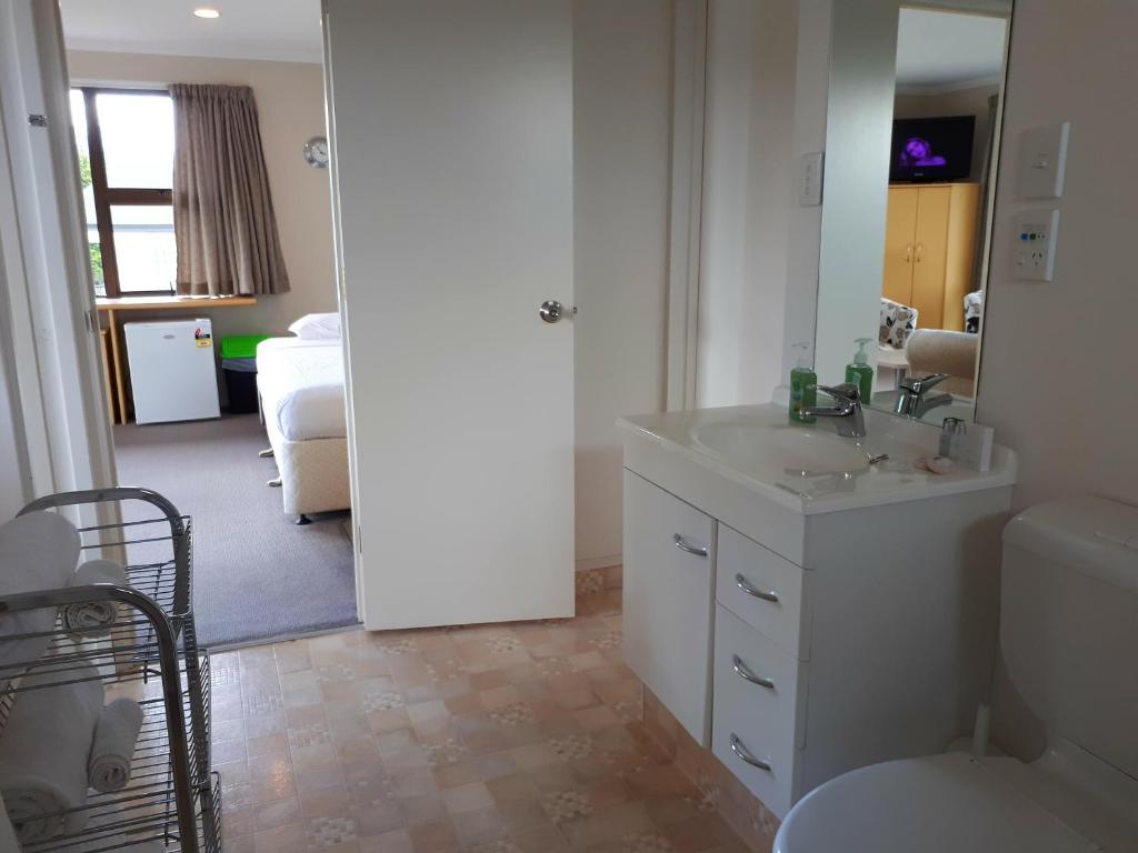 Postel nebo postele na pokoji v ubytování Edgewater Motel