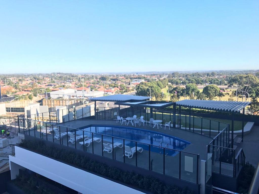 una vista aérea de una piscina en un edificio en Luxury Apt with 2BR plus 2Bath, en Liverpool