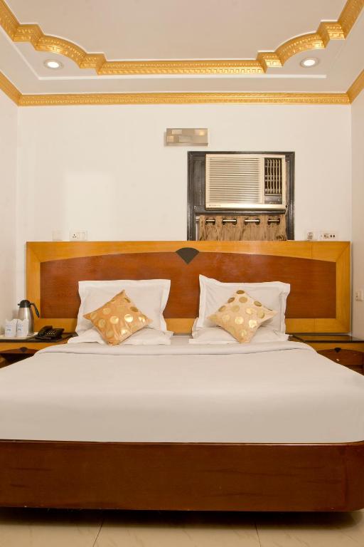 Postel nebo postele na pokoji v ubytování Hotel White House