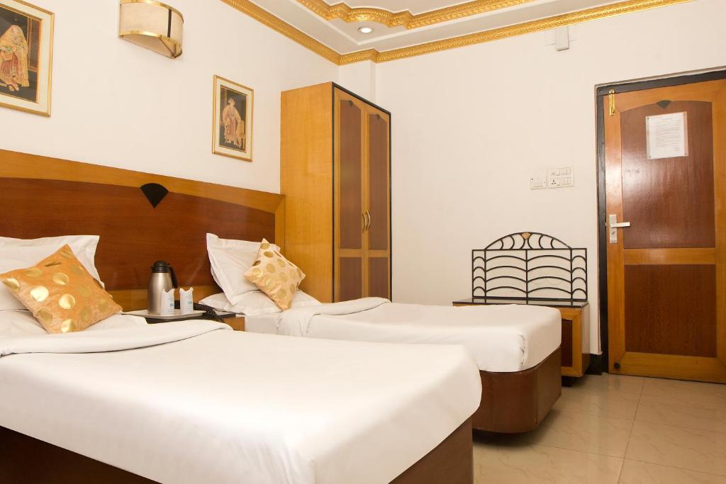 Postel nebo postele na pokoji v ubytování Hotel White House