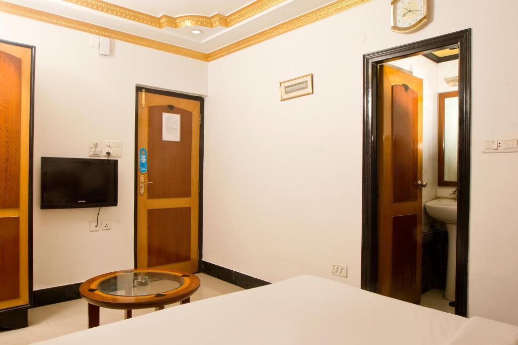 TV a/nebo společenská místnost v ubytování Hotel White House