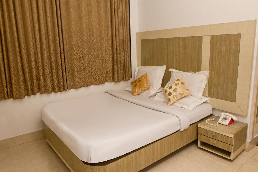 Postel nebo postele na pokoji v ubytování Hotel White House