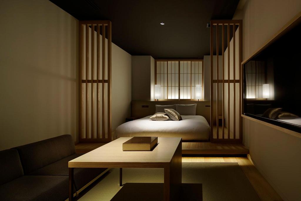 Postel nebo postele na pokoji v ubytování hotel kanra kyoto