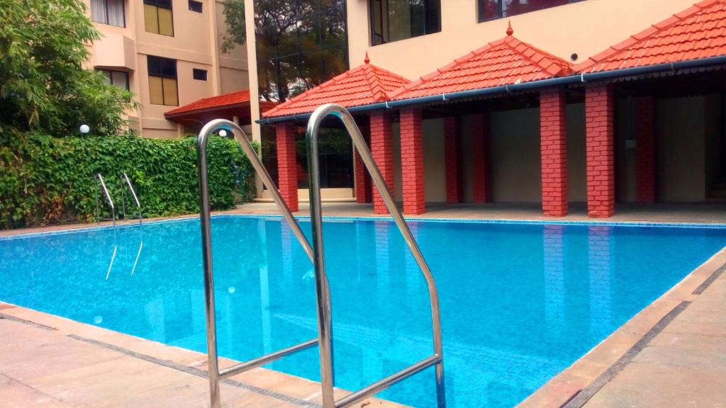 una piscina in un hotel con tetti di tegole rosse di Sopanam Heritage a Guruvayoor