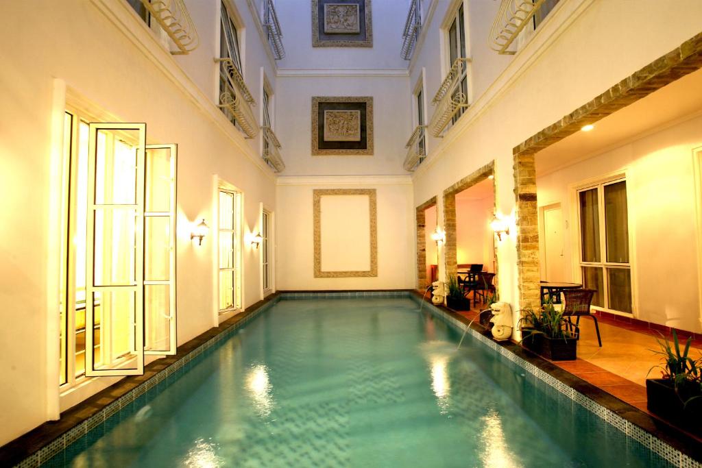 an indoor swimming pool in a building with a swimming poolvisorvisor at Sun Rise House in Jakarta