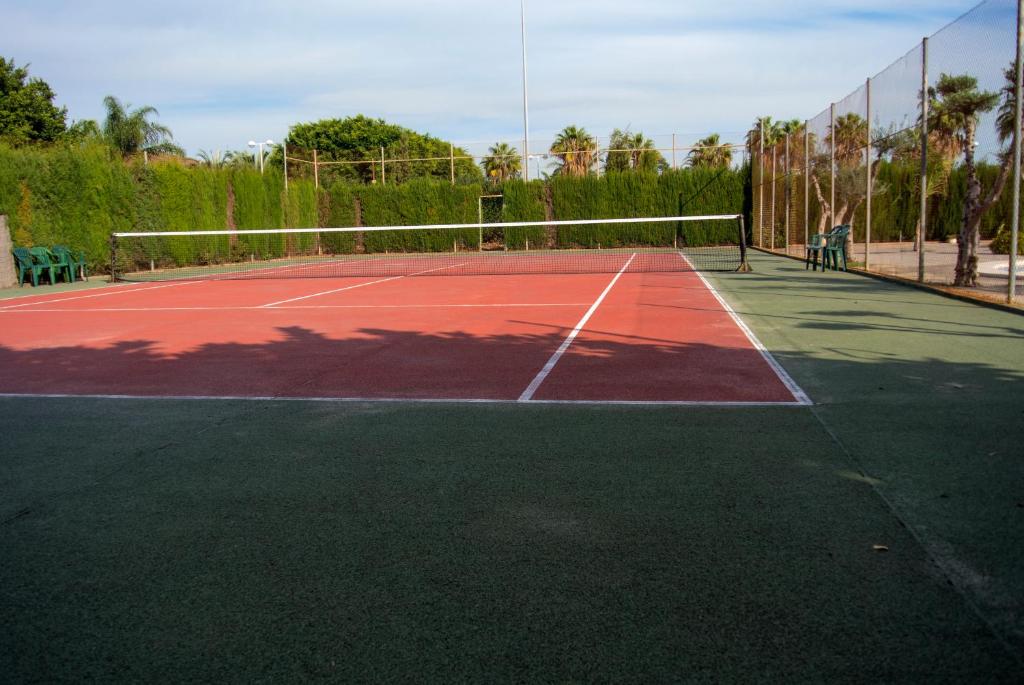 a tennis court with a net on a tennis court at Hotel Playa Canet in Canet de Berenguer