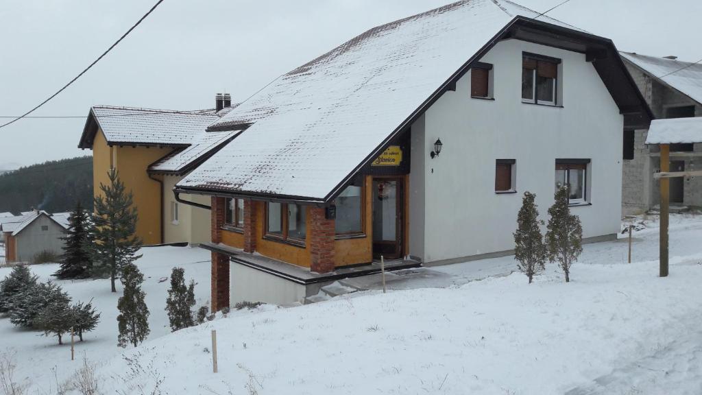 una casa con nieve en el techo en Holiday Home Slavica, en Kupres