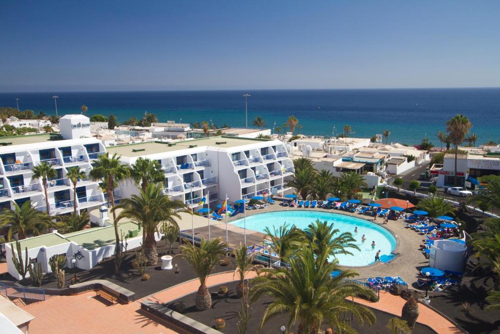 una vista aérea de un complejo con piscina y océano en Ereza Apartamentos Los Hibiscos, en Puerto del Carmen