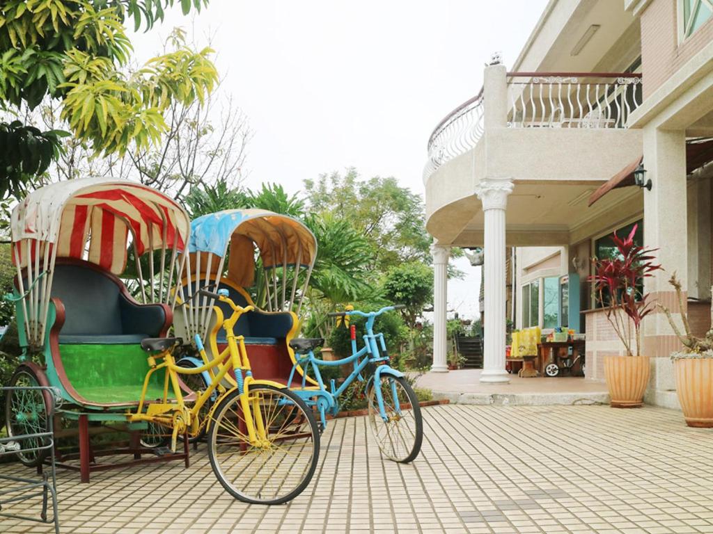 a group of bikes parked in front of a house at Taichung Xinshe Garden Life Homestay B&amp;B in Xinshe