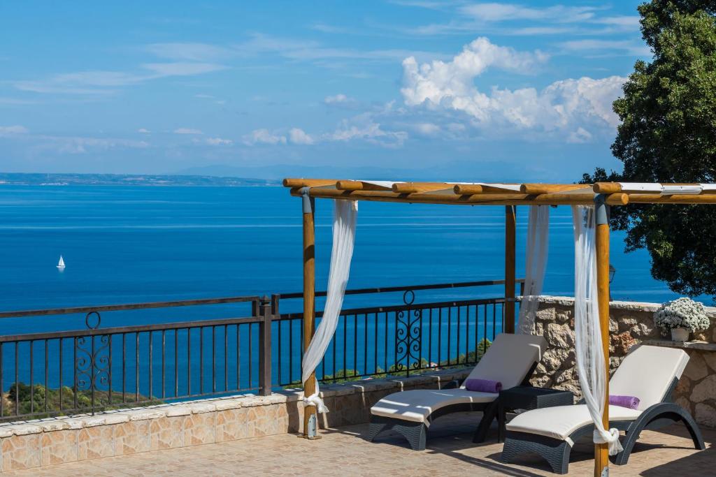 ヴァシリコスにあるVilla Socratesの海の景色を望むバルコニー(椅子付)