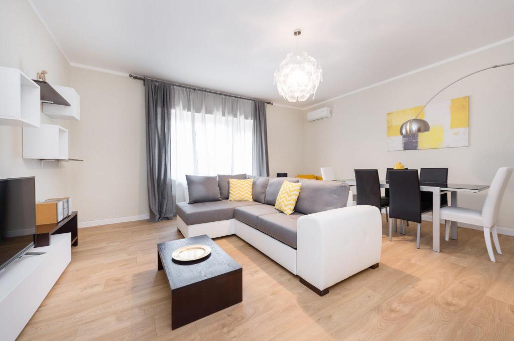 ein Wohnzimmer mit einem Sofa und einem Tisch in der Unterkunft Apartment Costanza in Rome in Rom