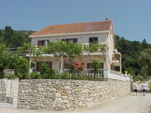 ein Haus auf einer Steinmauer in der Unterkunft Villa Pincevic in Lopud Island