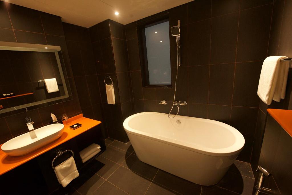 Koupelna v ubytování Carnelian Muscat - Airport Hotel