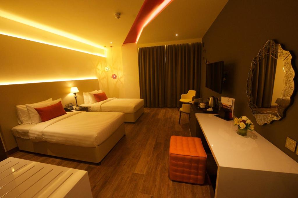 Postel nebo postele na pokoji v ubytování Carnelian Muscat - Airport Hotel