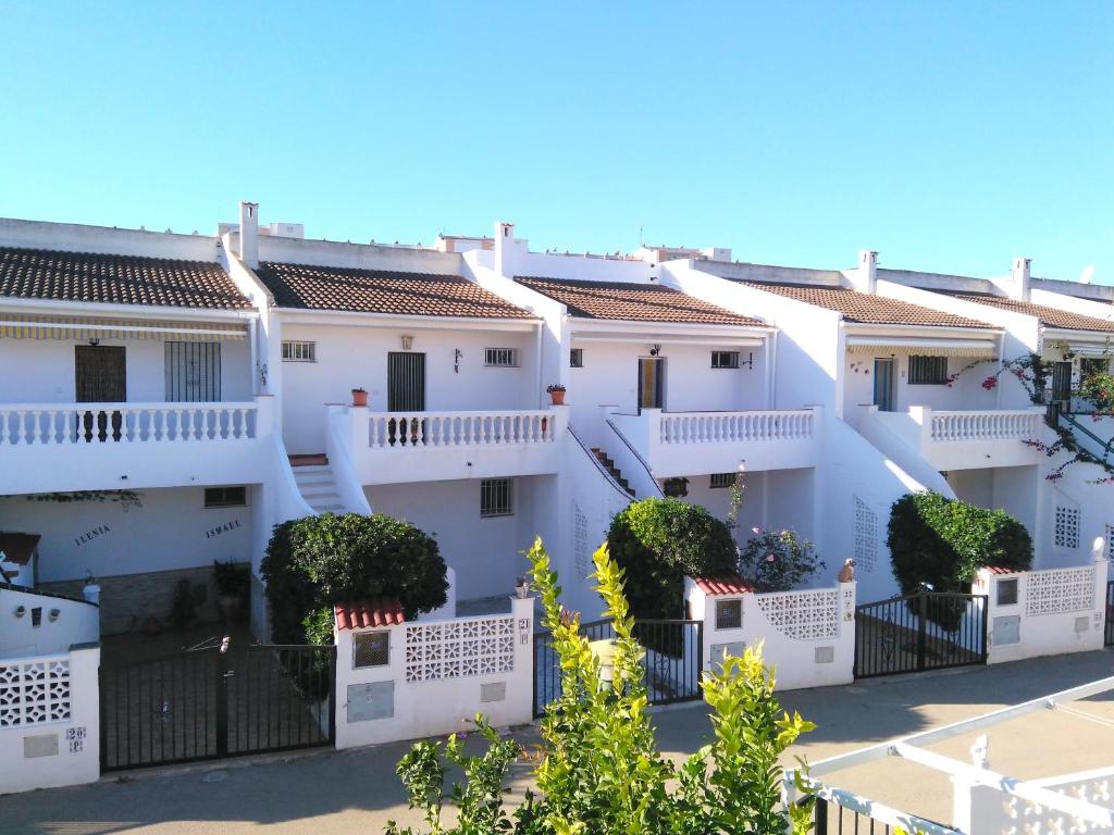 una fila de apartamentos blancos con balcón en Alpen1 Peñismar II, en Peñíscola