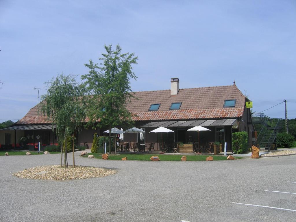 een gebouw met een boom ervoor bij Hôtel Barbier des Bois in Bruailles