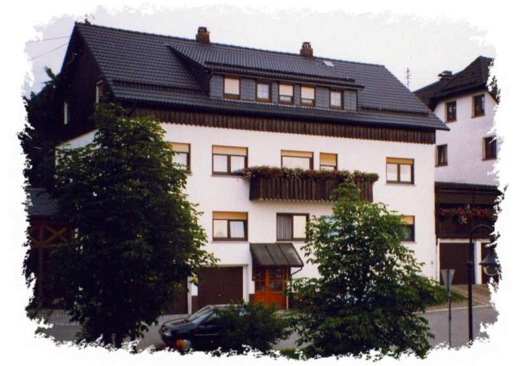 una gran casa blanca con techo negro en Ferienwohnung Deuerling, en Nurn