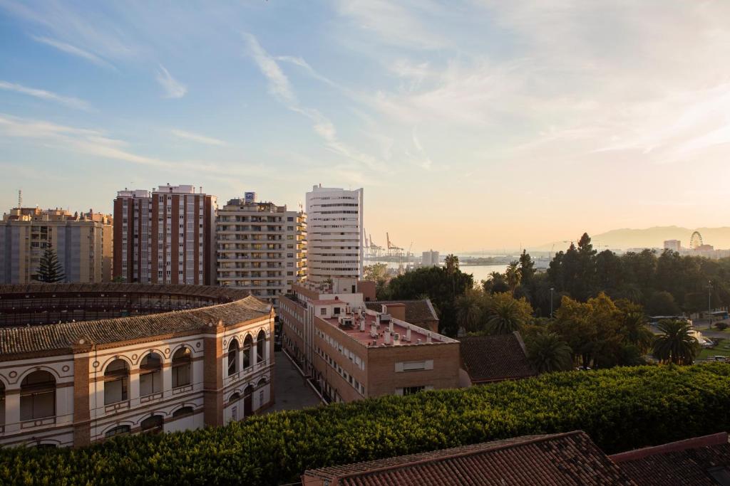 Nespecifikovaný výhled na destinaci Málaga nebo výhled na město při pohledu z hotelu