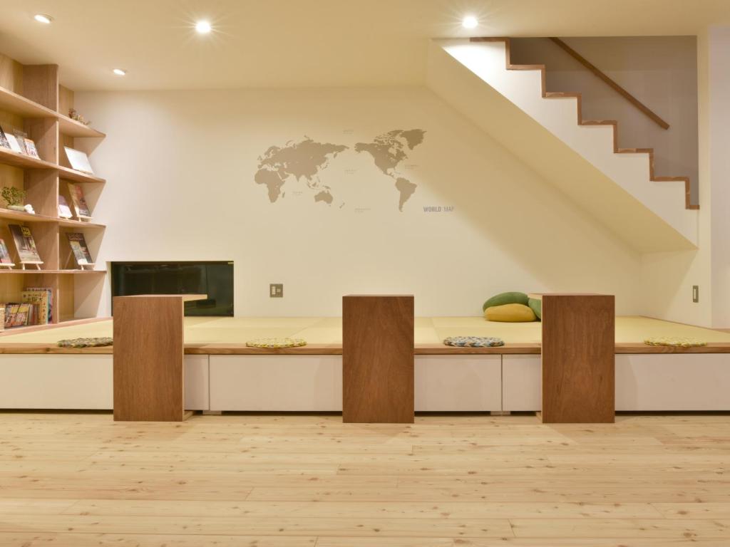 TV a/nebo společenská místnost v ubytování Hostel Mitsuwaya Osaka