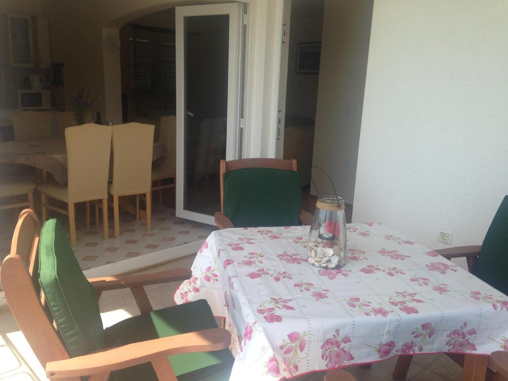 Posedenie v ubytovaní APARTMANI LIDIJA VINIŠČE