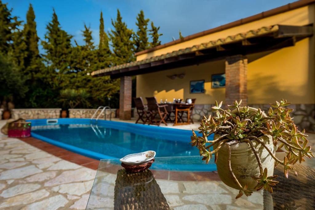 Basen w obiekcie Villa Eden con piscina a Scopello lub w pobliżu