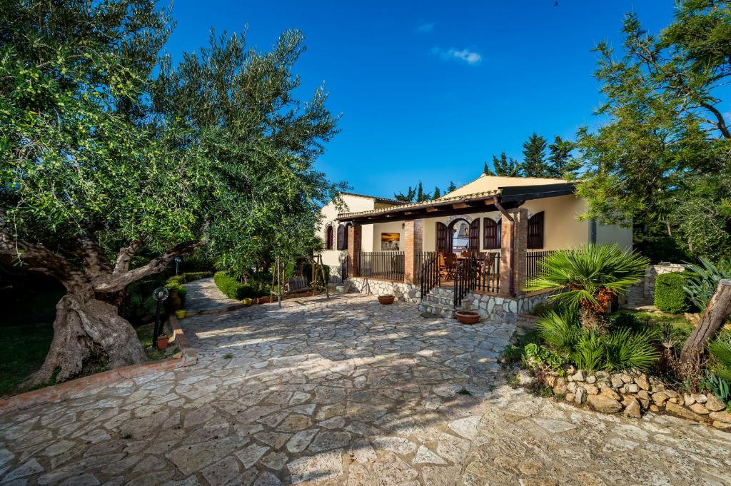 dom z kamiennym podjazdem przed domem w obiekcie Villa Eden con piscina a Scopello w mieście Castellammare del Golfo