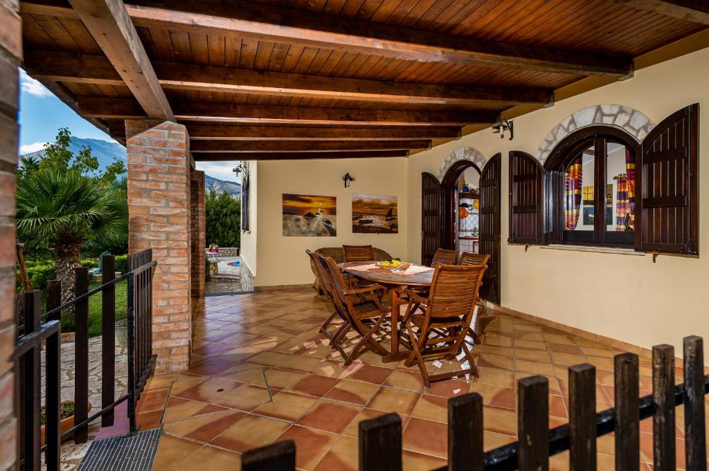 Patio lub wspólna przestrzeń na świeżym powietrzu w obiekcie Villa Eden con piscina a Scopello